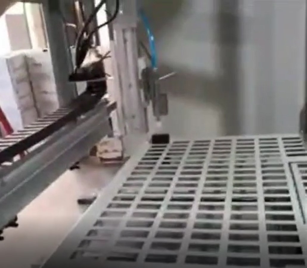 真实项目运行视频截帧，展示钥匙柜内部直角坐标机构和密集仓位局部